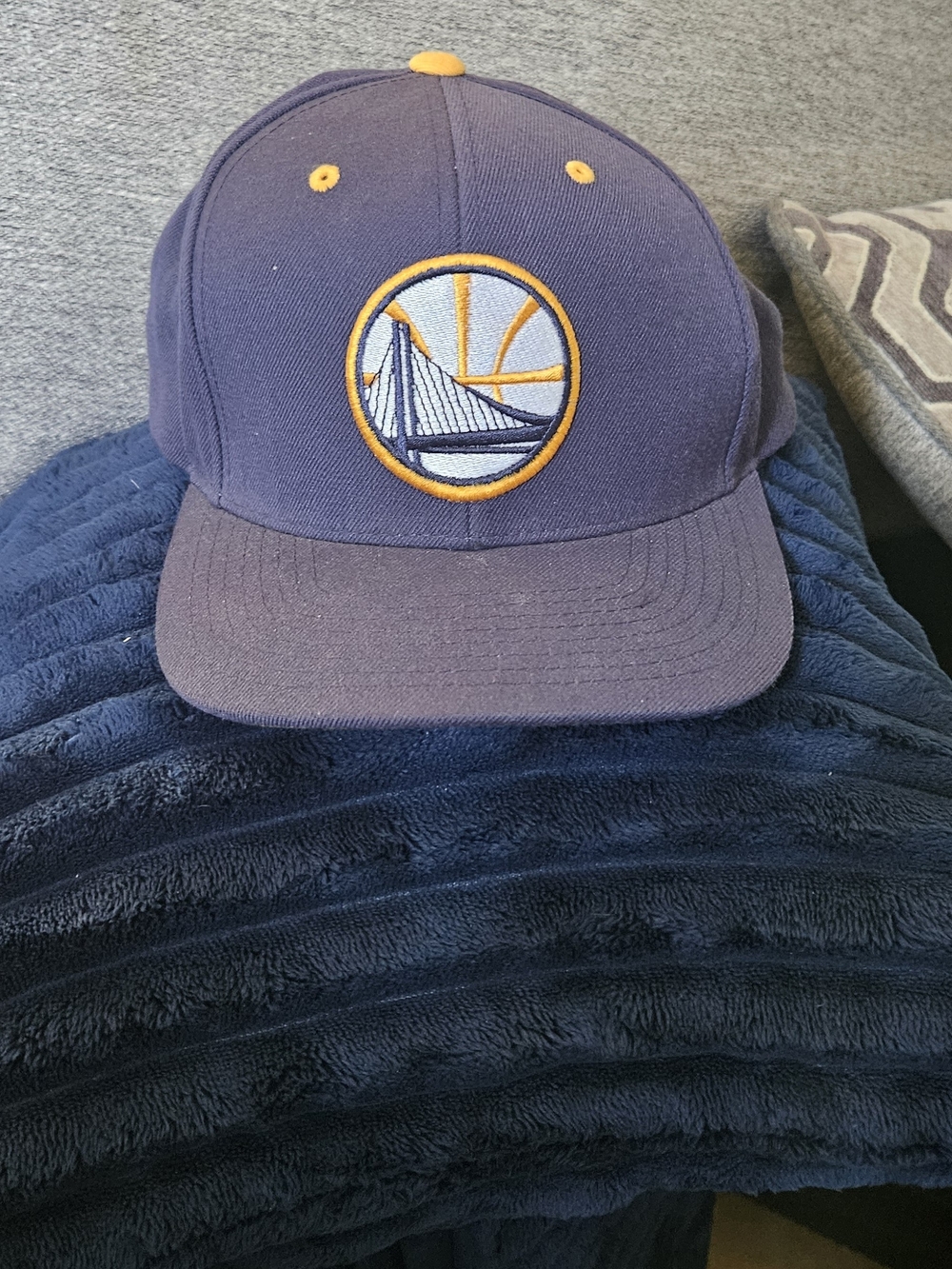 Mitchell & Ness Navy and Yellow Interior-Trim Snapback